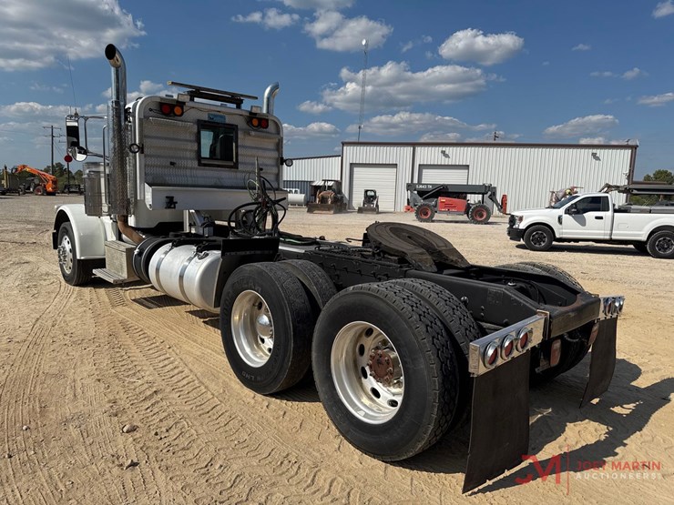 peterbilt-389-image-3