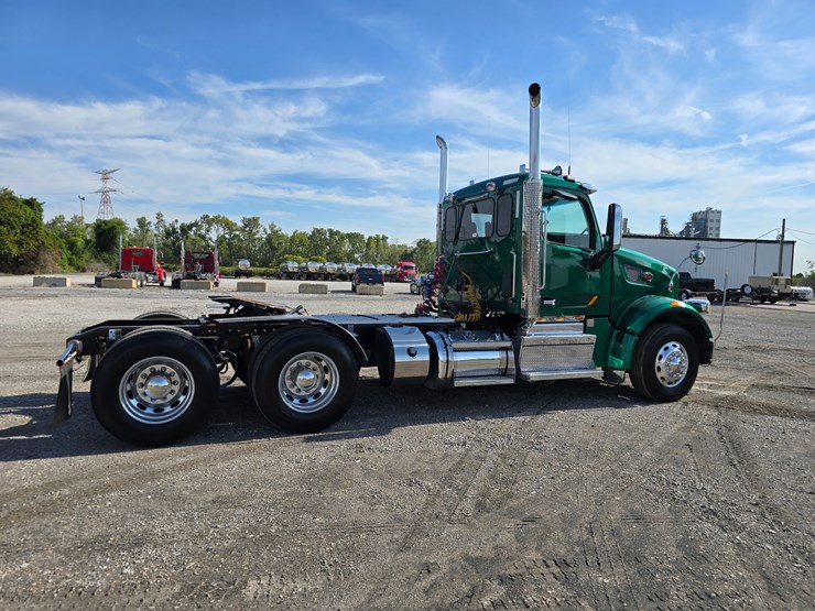 2019-peterbilt-567-image-32