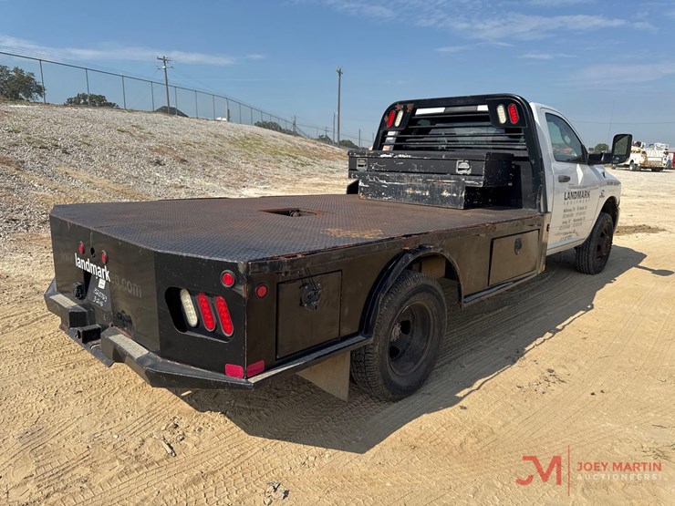 2016-ram-35oo-slt-heavy-duty-flatbed-pickup-truck-image-2