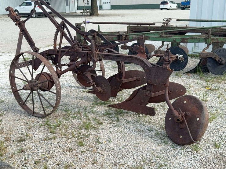 international-2-bottom-plow-image-6