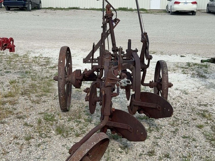 international-2-bottom-plow-image-3