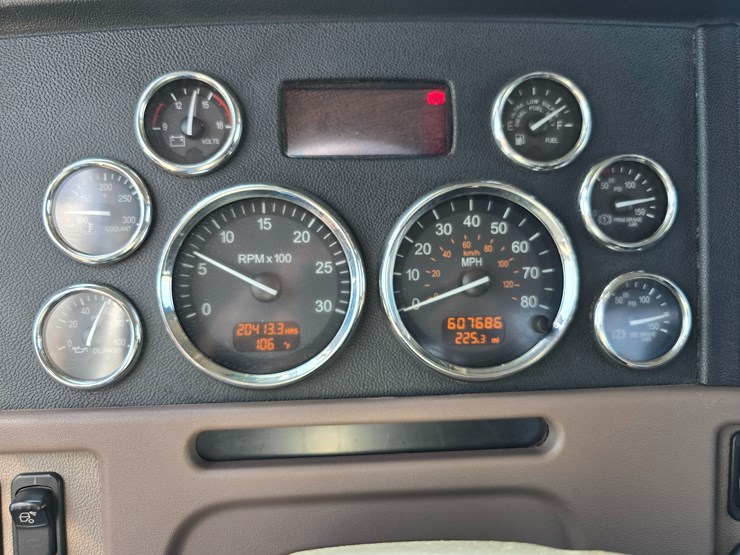 2014-peterbilt-388-image-111