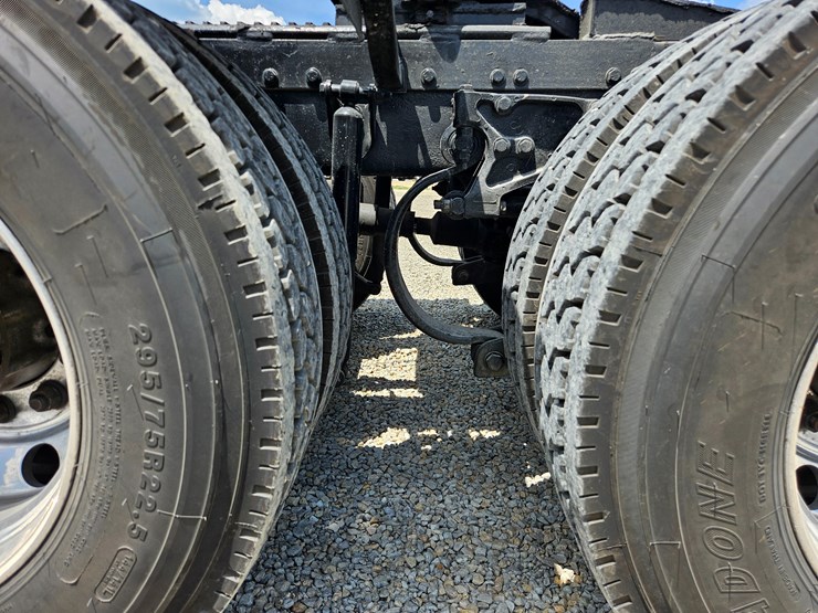 2010-peterbilt-389-image-95