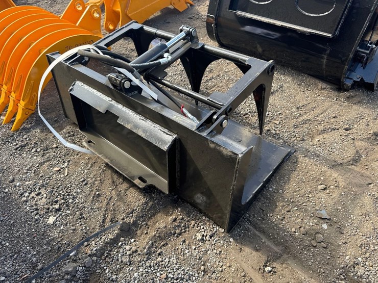 new-giyi-co-44in-mini-stand-on-skidloader-solid-bottom-grapple-bucket-model-gy-pg44c-image-2
