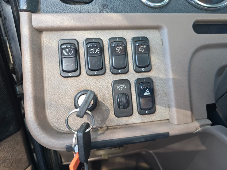 2014-peterbilt-388-image-117