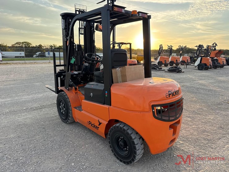 new/unused-e-picker-model-efl30-189-electric-forklift-image-3