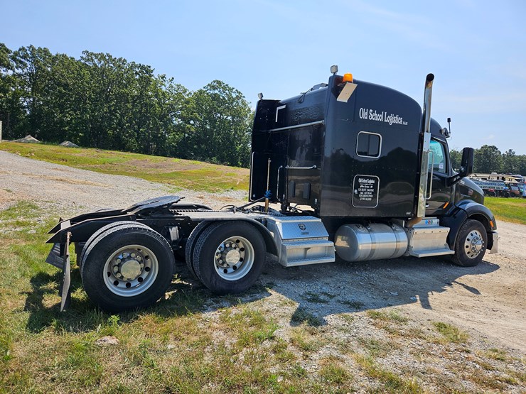 2017-peterbilt-579-image-22