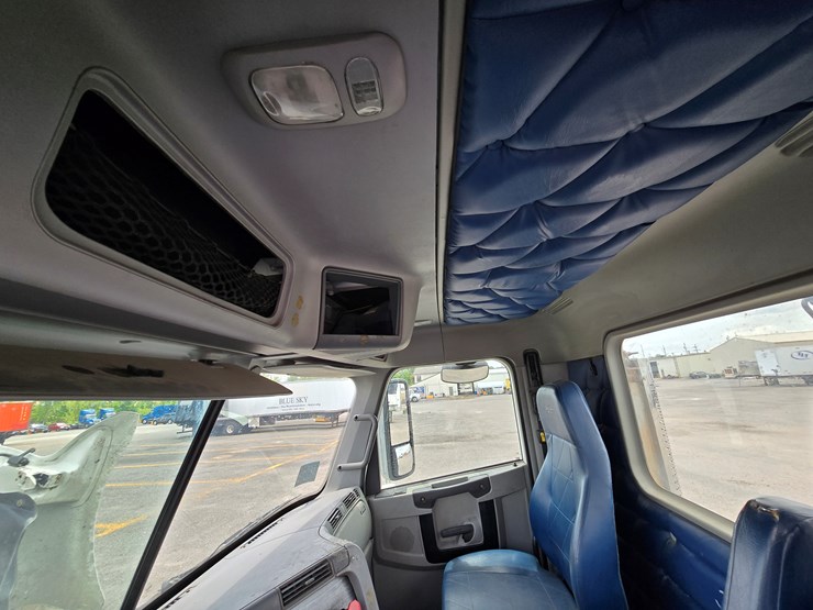 2013-freightliner-columbia-112-image-75