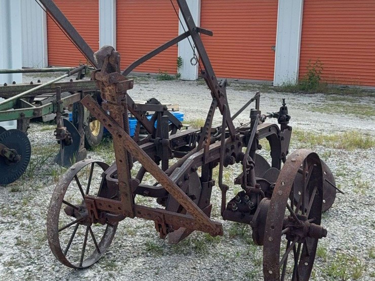 international-2-bottom-plow-image-7