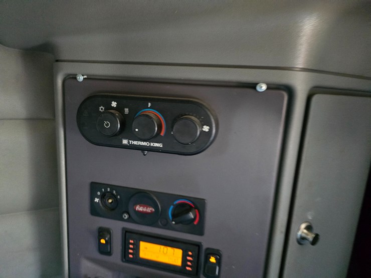 2015-peterbilt-579-image-89