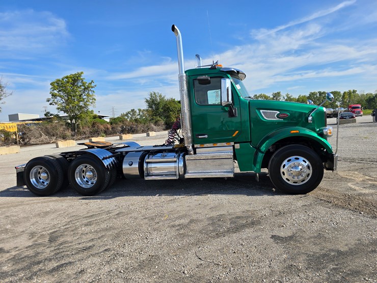 2019-peterbilt-567-image-38