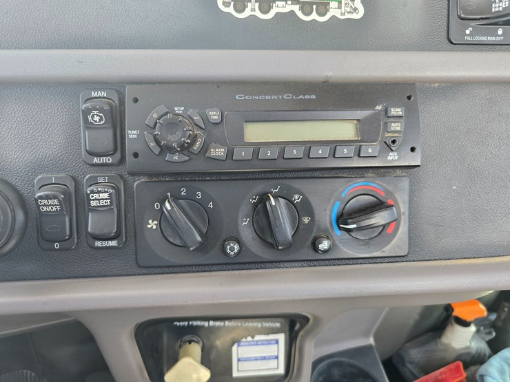 2014-peterbilt-365-image-87