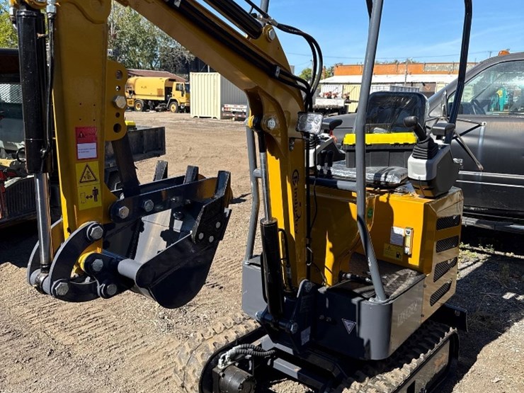 new-cfg-industrial-co-mini-excavator-model-mx12r-image-2