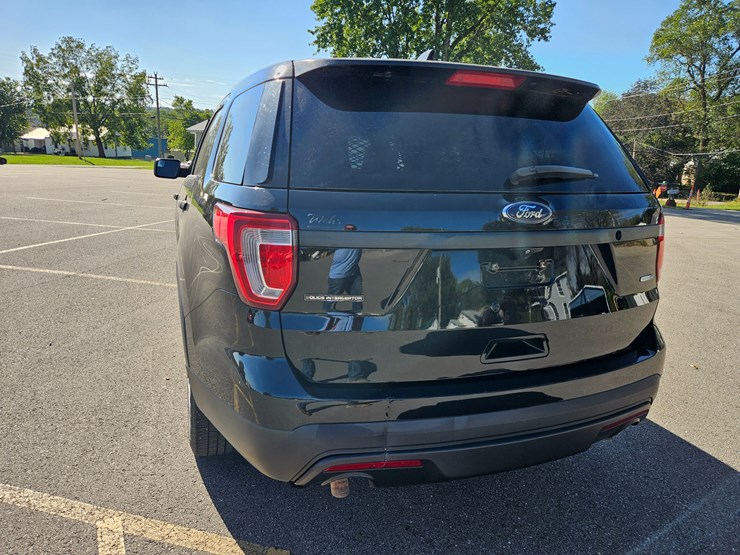 2017-ford-explorer-image-10