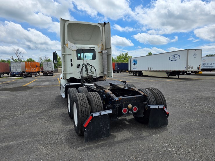 2013-freightliner-columbia-112-image-20