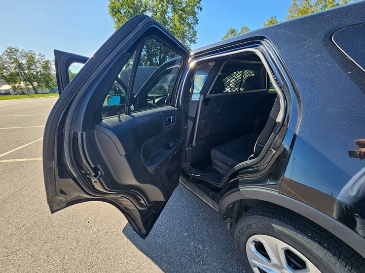 2017-ford-explorer-image-42