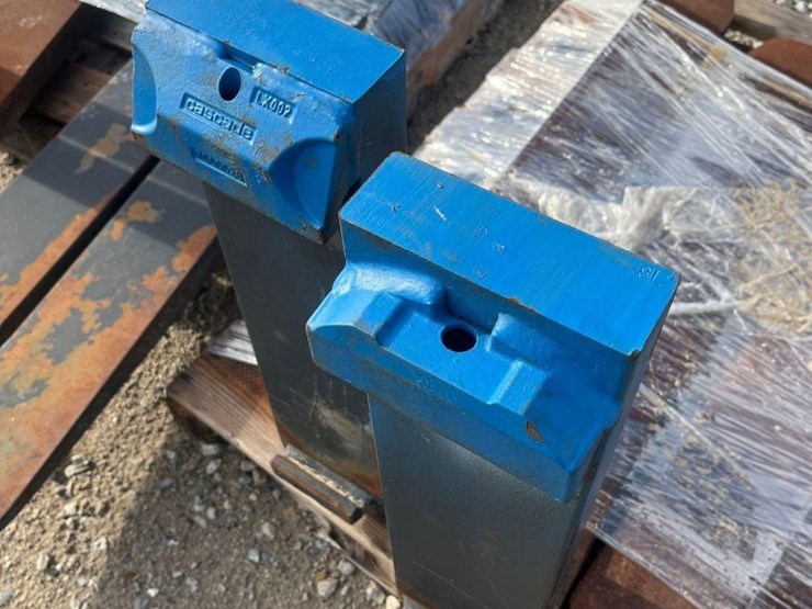 (1)-pair-of-41"-forklift-forks-image-3