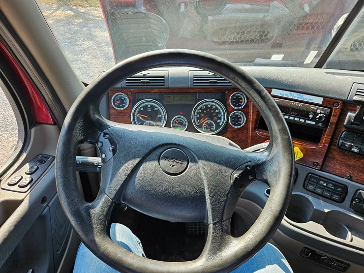 2016-freightliner-cascadia-125-image-65