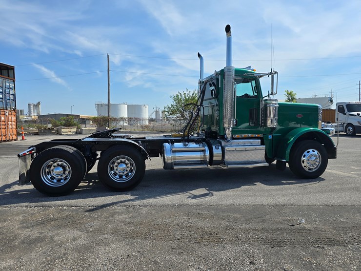 2014-peterbilt-388-image-38