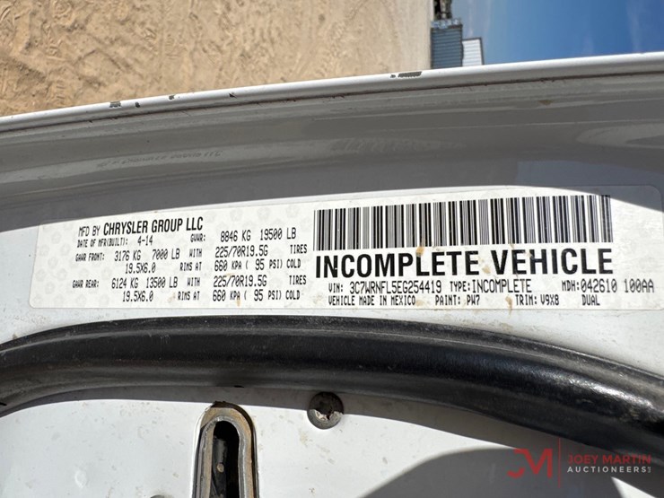 2014-ram-5500-heavy-duty-flat-bed-truck-image-24