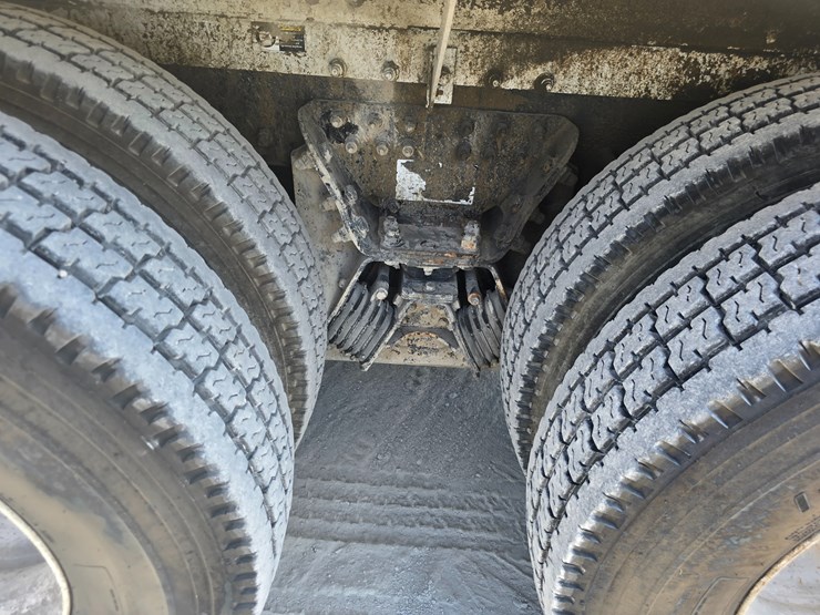 2014-peterbilt-365-image-105