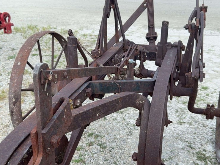 international-2-bottom-plow-image-27