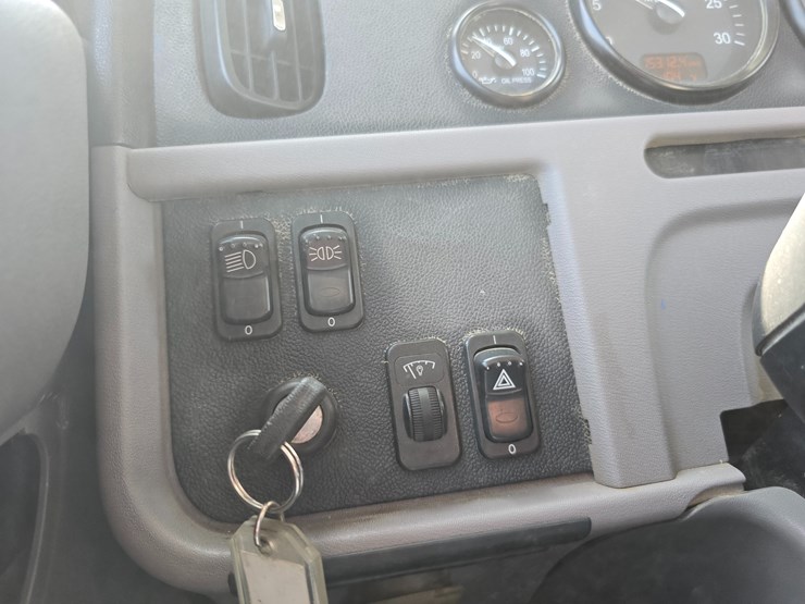 2014-peterbilt-365-image-94