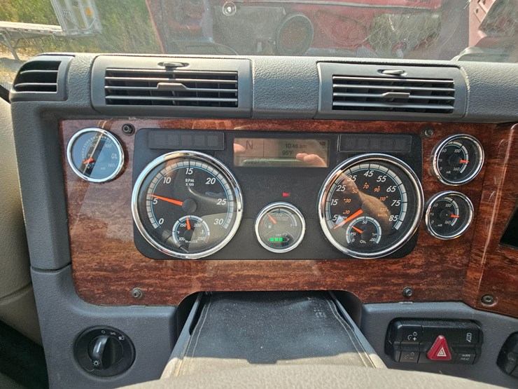 2016-freightliner-cascadia-125-image-66