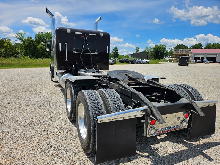 2010-peterbilt-389-image-18