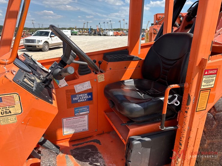 2016-jlg-8042-image-16