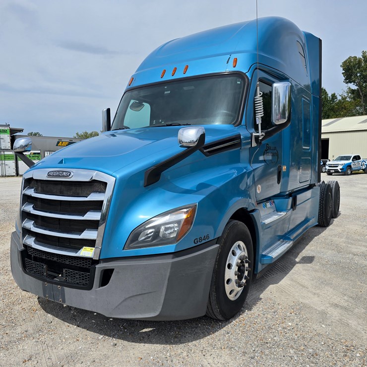 2020 FREIGHTLINER CASCADIA 126