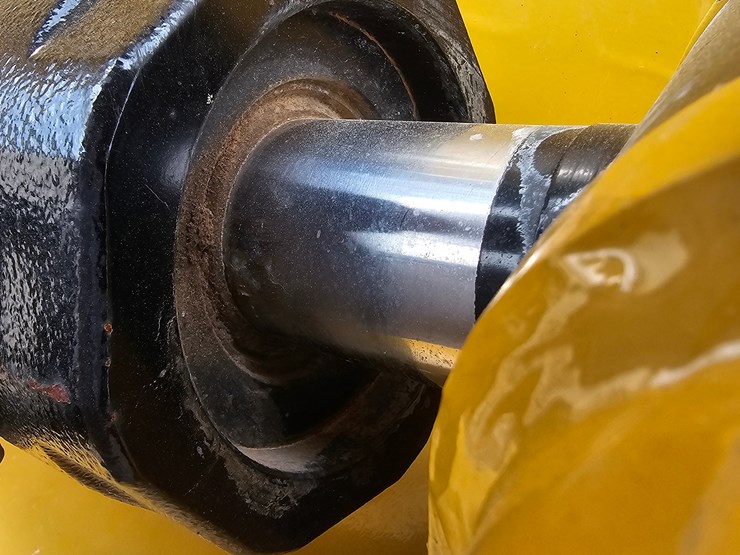 2023-caterpillar-953-image-123