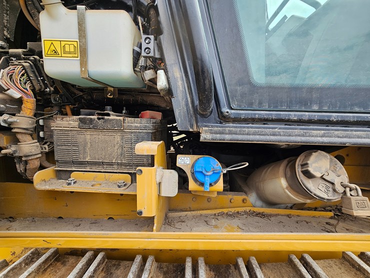 2023-caterpillar-953-image-44