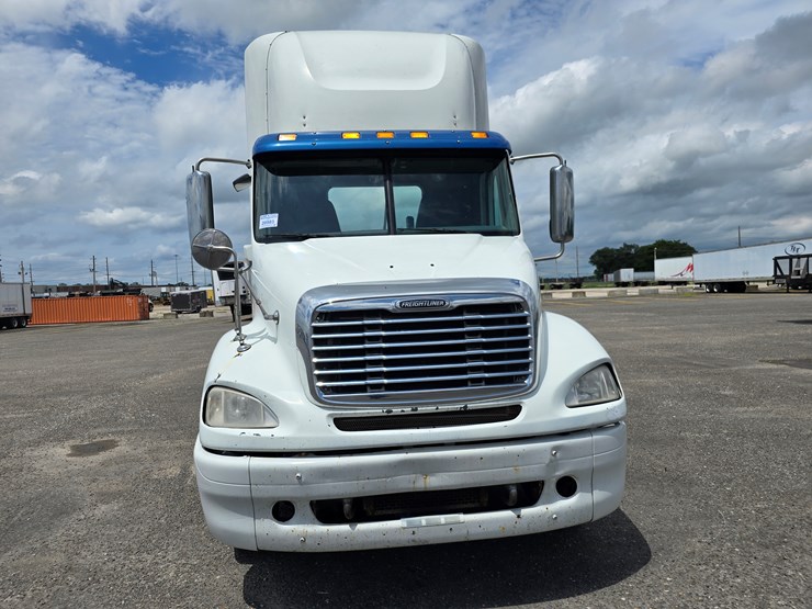2013-freightliner-columbia-112-image-54