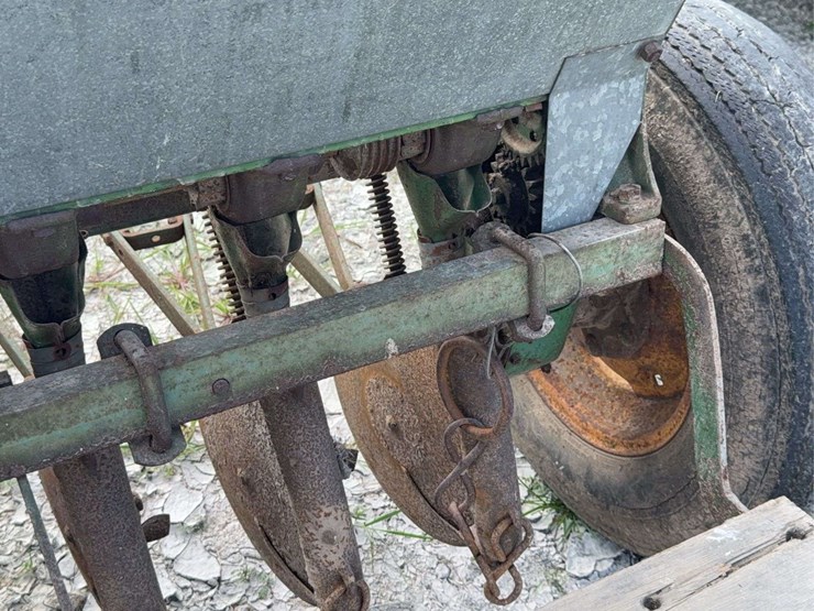 john-deere-model-b-planter-image-28