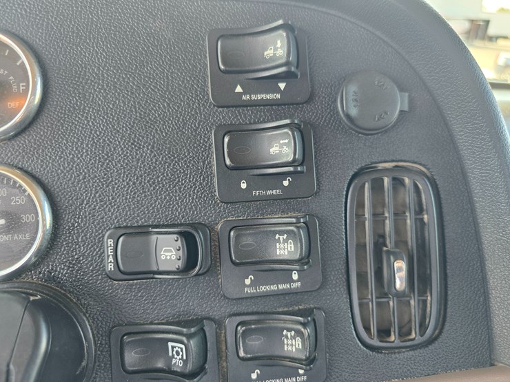 2014-peterbilt-388-image-104