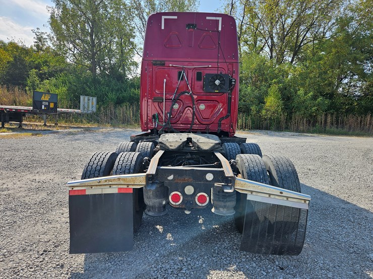 2016-freightliner-cascadia-125-image-15