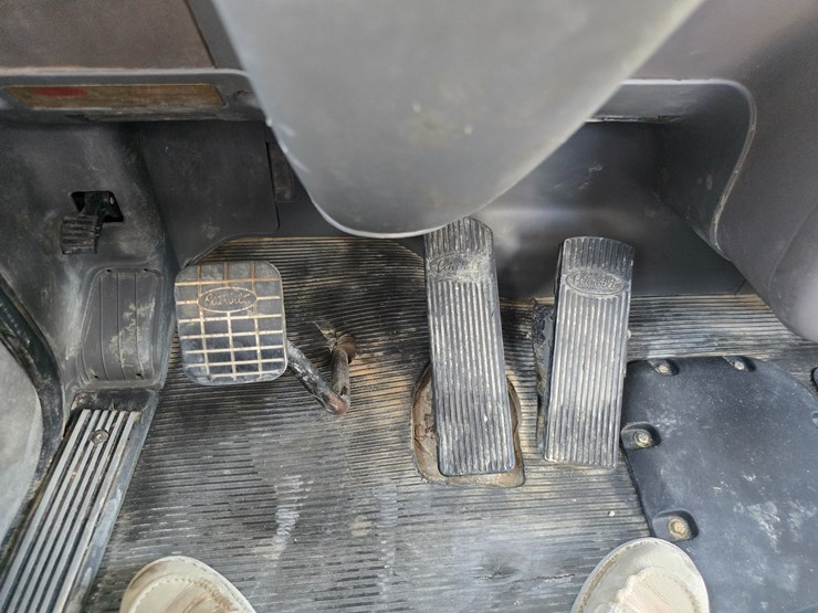 2014-peterbilt-365-image-91