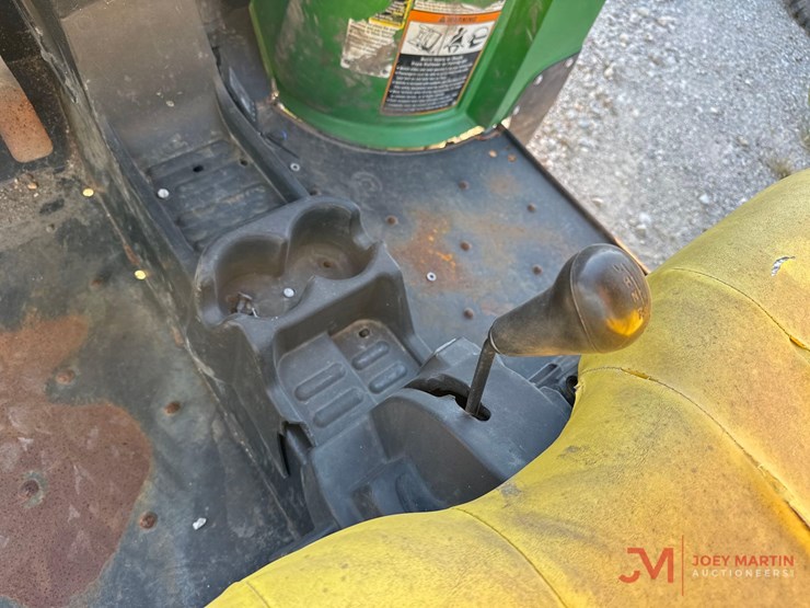 2021-john-deere-gator-image-15