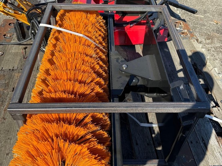 new-giyi-co-61in-hydraulic-skidloader-sweeper-model-gy-se61-image-1