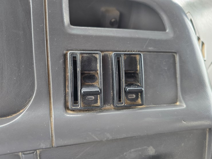 1999-sterling-l9511-image-103