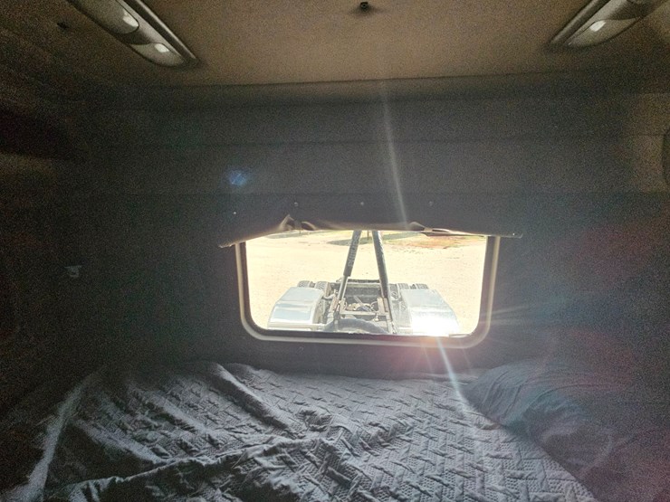 2010-peterbilt-389-image-81