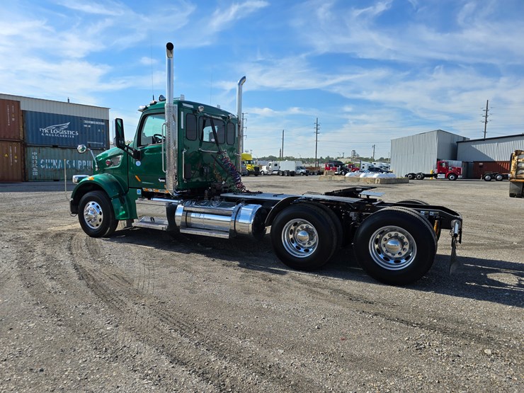 2019-peterbilt-567-image-15