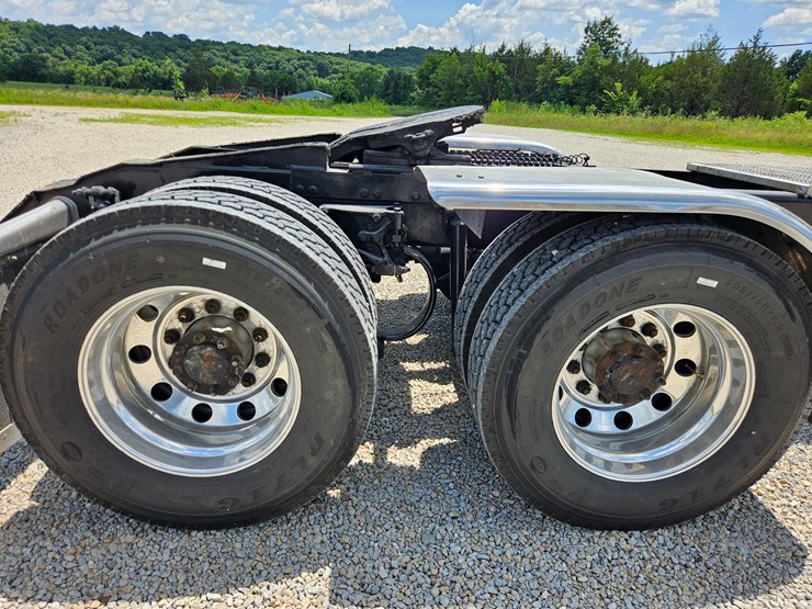 2010-peterbilt-389-image-98