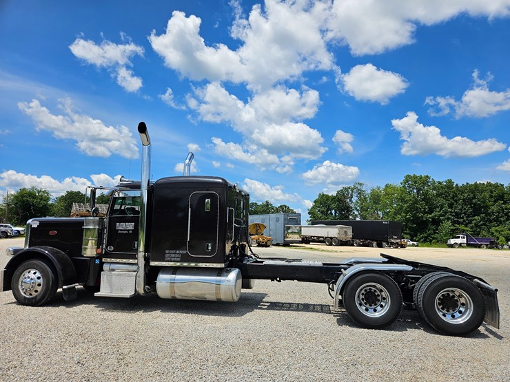 2010-peterbilt-389-image-12