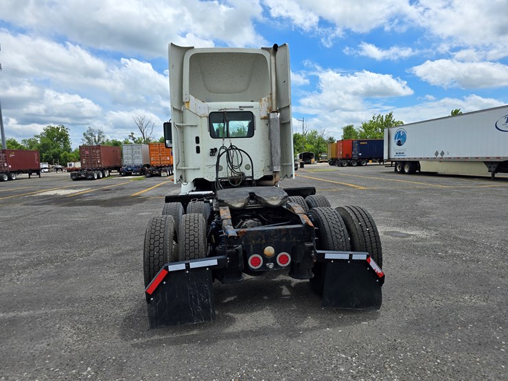 2013-freightliner-columbia-112-image-22