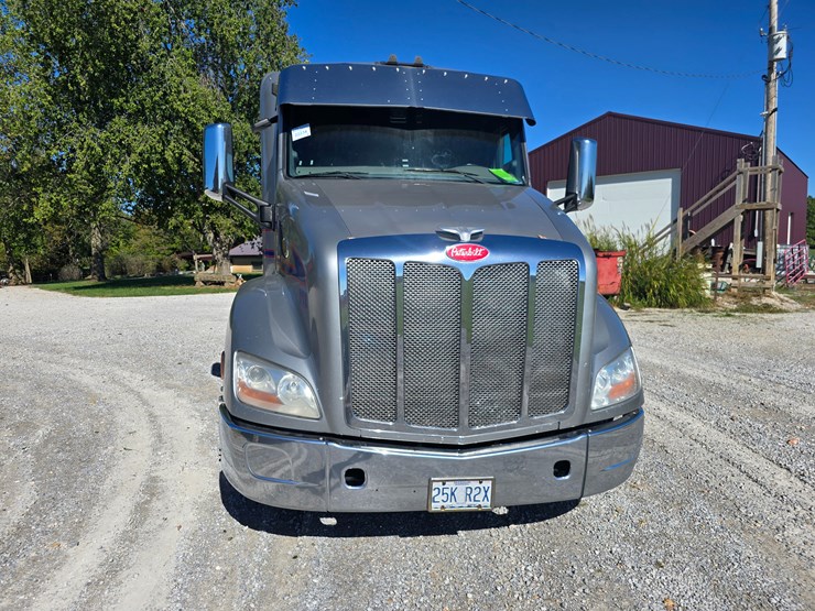 2015-peterbilt-579-image-38