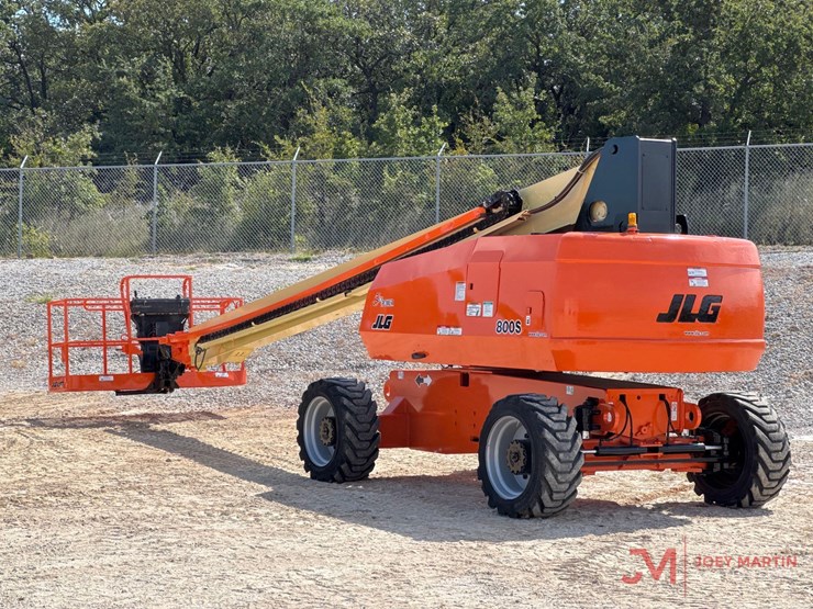 2015-jlg-800s-image-1