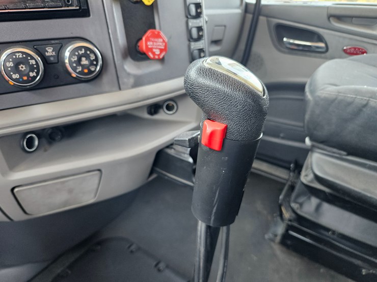 2017-peterbilt-579-image-65