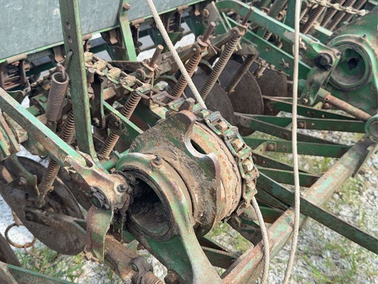 john-deere-model-b-planter-image-10